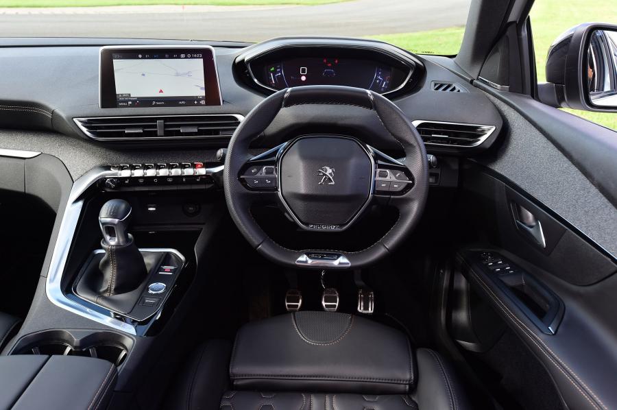 Панель приборов Peugeot 5008 GT Line 2017 года  (UK) (фото 6 из 30)